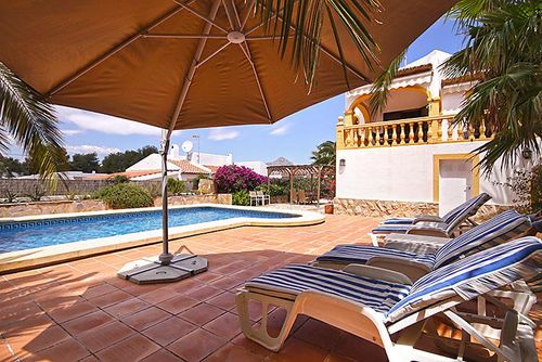 Sol Belle et confortable villa à Xàbia, Costa Blanca, Espagne, avec piscine privée pour 4 personnes. La maison est située dans un quartier résidentiel en bord de plage à 3 km de la plage d'El Arenal, Xàbia....