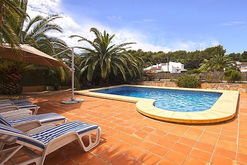 Sol Belle et confortable villa avec piscine privée à Jávea, Costa Blanca, Espagne pour 4 personnes. La maison est située dans une zone résidentielle de plage et se trouve à 3 km de la plage El Arenal, Jávea....
