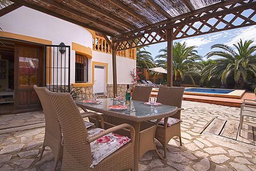 Sol Belle et confortable villa à Xàbia, Costa Blanca, Espagne, avec piscine privée pour 4 personnes. La maison est située dans un quartier résidentiel en bord de plage à 3 km de la plage d'El Arenal, Xàbia....