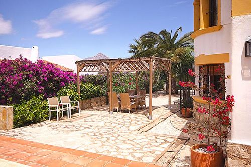 Sol Wunderschöne und komfortable Villa mit privatem Pool in Jávea, Costa Blanca, Spanien für 4 Personen. Das Haus befindet sich in einer Wohngegend am Strand und ist 3 km vom Strand El Arenal, Jávea entfernt....