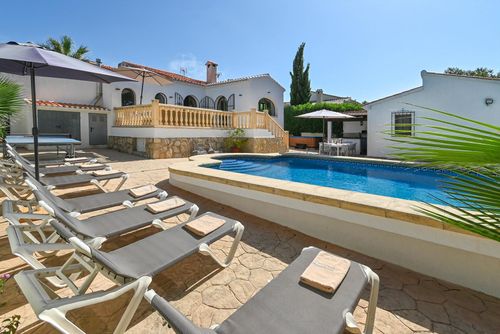 Casa Virginia Wundervolle und komfortable Villa mit privatem Pool in Jávea, Costa Blanca, Spanien für 10 Personen. Das Haus liegt in einer Wohngegend am Strand und 3 km vom Strand Cala de la Barraca in Jávea entfernt....