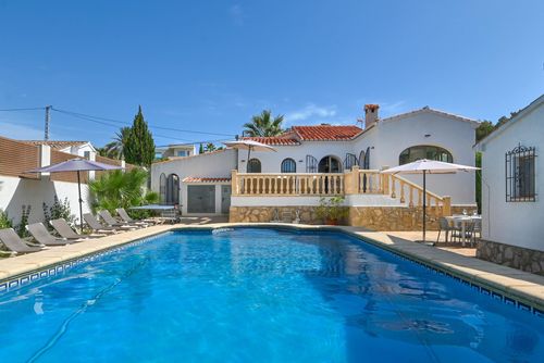 Casa Virginia 8 pax Prachtige en comfortabele villa met privézwembad in Jávea, Costa Blanca, Spanje voor 8 personen. Het huis is gelegen in een residentieel en bergachtig strandgebied en ligt op 3 km van Cala de la Barraca, het strand van Jávea....
