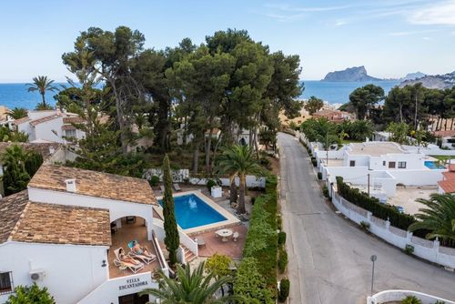 Encantadora 4 Villa in Moraira, Costa Blanca, Spanien mit privatem Pool für 4 Personen. Das Haus befindet sich in einer Wohngegend, nahe Restaurants und Bars, Geschäften, Supermärkten und einem Tennisplatz und ist 500 m vom Strand Ampolla entfernt....