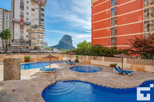 Amatista 29A Appartement met gemeenschappelijk zwembad in Calpe, Costa Blanca, Spanje voor 6 personen. Het appartement is gelegen nabij restaurants en bars, winkels en supermarkten, en op 25 m van het Playa Arenal-Bol strand....