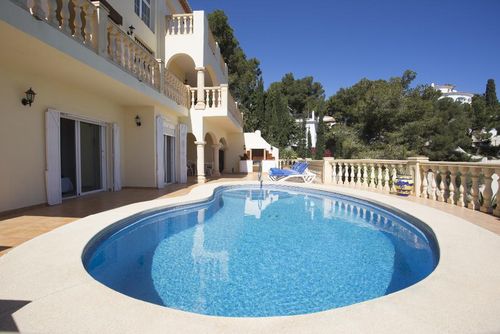 Casa Hayden Villa clásica y cómoda con piscina privada en Jávea, Costa Blanca, España para 8 personas. La casa está situada en una zona residencial de playa....