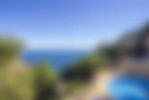 Casa Hayden 6 pax Moderna y cómoda villa con piscina privada en Jávea, Costa Blanca, España para 6 personas. La casa está ubicada en una zona costera, residencial y montañosa. <br/><br/>La villa cuenta con 3 dormitorios, 2 baños y 1 aseo de invitados, distribuidos en 2 niveles. El alojamiento ofrece privacidad, un jardín con árboles y maravillosas vistas al mar. Su comodidad y la cercanía a la playa, lugares para ir de compras, actividades deportivas, lugares para salir, lugares de interés y cultura hacen de esta una excelente villa para pasar sus vacaciones en España con la familia o amigos e incluso con sus mascotas.</p><p><b>Interior de la villa</b></p><ul><li>Villa de 2 niveles</li><li>Sala de estar con televisión, reproductor de DVD y equipo de música</li><li>Chimenea en la sala de estar (leña)</li><li>3 dormitorios, 2 baños y 1 aseo de invitados</li><li>Antena parabólica (Astra)</li><li>Sistema de alarma</li><li>Lavadora en la cocina</li></ul><p><b>Cocina</b></p><ul><li>Cocina con vitrocerámica, horno eléctrico, microondas, lavavajillas, nevera-congelador, cafetera, hervidor eléctrico, batidora, tostadora y exprimidor</li></ul><p><b>Dormitorios y baños</b></p><ul><li>Dormitorio con aire acondicionado con cama doble, ventilador y baño en suite</li><li>2 dormitorios con aire acondicionado, cada uno con cama individual (medida de 190 por 90 cm) y ventilador</li><li>Baño en suite con lavabo doble, bañera/ducha y aseo</li><li>Baño con lavabo doble, ducha y aseo</li></ul><p><b>Exterior de la villa</b></p><ul><li>Parcela cerrada</li><li>Piscina privada en forma de riñón de 8m x 4m y 2m de profundidad</li><li>Jardín con árboles y mobiliario de jardín con tumbonas</li><li>3 terrazas, 2 de ellas cubiertas</li><li>Barbacoa</li><li>Ducha exterior</li><li>Zona de estar al aire libre y zona de comedor exterior</li><li>3 plazas de aparcamiento privadas</li></ul><p><b>Más información</b></p><ul><li>Pueblo más cercano: Jávea (a menos de 10 kilómetros de la villa)</li><li>Ribera o costa más cercana: Mediterráneo, Jávea (a menos de 5 kilómetros de la villa)</li><li>Playa más cercana: Cala de la Barraca, Jávea (a menos de 5 kilómetros de la villa)</li><li>Puerto más cercano: Duanes del Mar, Jávea (a menos de 10 kilómetros de la villa)</li><li>Parque más cercano: La Guardia, Jávea (a menos de 5 kilómetros de la villa)</li><li>Aeropuerto más cercano: Alicante (a menos de 100 kilómetros de la villa)</li><li>Segundo aeropuerto más cercano: Valencia (> 100 kilómetros)</li><li>Se admiten mascotas</li><li>El alojamiento es muy adecuado para familias con niños</li></ul><p><b>Instalaciones y servicios incluidos en el precio del alquiler de la villa</b></p><ul><li>Internet (WiFi)</li><li>Aspiradora, plancha y tabla de planchar</li><li>Ropa de cama y toallas</li><li>Servicio de recepción y servicio de emergencia 24 horas</li><li>Calefacción central y aire acondicionado</li><li>Jacuzzi exterior</li></ul><p><b>Instalaciones y servicios con cargo adicional</b></p><ul><li>Cama supletoria y camas/cunas para niños (bajo demanda)</li></ul><p><b>Lugares de interés y cultura en Jávea, Costa Blanca</b></p><ul><li>Museo, iglesia, ruina, monumento, edificio arquitectónico y lugar histórico (a menos de 10 kilómetros del alojamiento)</li></ul><p><b>Deportes</b>...