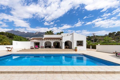 Finca Nora Villa rústica y cómoda con piscina climatizada en Altea, Costa Blanca, España, para 6 personas. La casa está situada en una zona costera y urbana, a 2 km de la playa, que tiene 1....