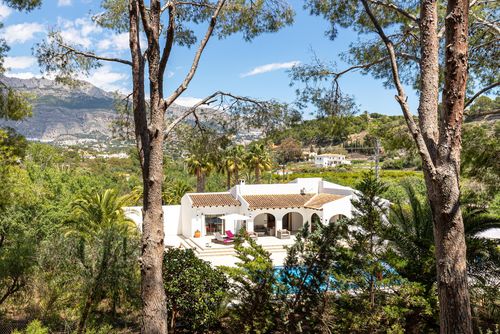 Finca Nora Villa rústica y cómoda con piscina climatizada en Altea, Costa Blanca, España, para 6 personas. La casa está situada en una zona costera y urbana, a 2 km de la playa, que tiene 1....