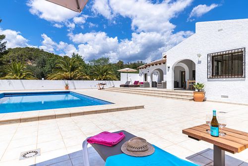 Finca Nora Rustieke en comfortabele villa in Altea, Costa Blanca, Spanje met verwarmd zwembad voor 6 personen. Het huis is gelegen in een kust- en stedelijk gebied en bevindt zich op 2 km van het strand....