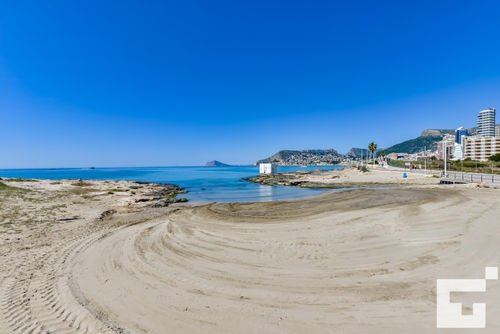 Realet 1F Appartement in Calpe, Costa Blanca, Spanje met gemeenschappelijk zwembad voor 6 personen. Het appartement is gelegen nabij restaurants en bars, winkels en supermarkten, en bevindt zich op 25 m van het strand Cala del Morelló....