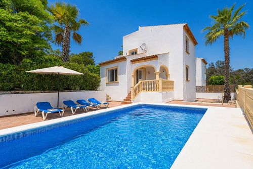 Monte Amarillo Casa de vacaciones clásica y encantadora en Jávea, Costa Blanca, España con piscina privada para 6 personas. La casa está situada en una zona residencial y montañosa de playa, a 3 km de la playa de La Granadella, Jávea....