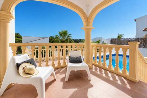 Monte Amarillo Klassiek en aangenaam vakantiehuis in Jávea, Costa Blanca, Spanje met privézwembad voor 6 personen. Het huis is gelegen in een residentiële en bergachtige strandomgeving en ligt op 3 km van La Granadella Strand, Jávea....