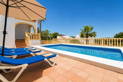 Monte Amarillo Casa vacanza classica e piacevole a Jávea, Costa Blanca, Spagna con piscina privata per 6 persone. La casa si trova in una zona residenziale e montuosa vicino alla spiaggia, a 3 km dalla spiaggia di La Granadella, Jávea....