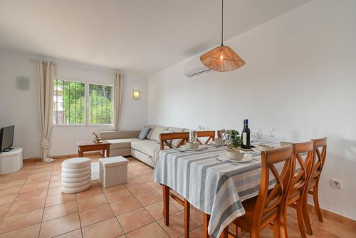 Monte Amarillo Klassisk og sjarmerende feriehus i Jávea, Costa Blanca, Spania med privat basseng for 6 personer. Huset ligger i et boligområde i fjellene nær stranden og er 3 km fra La Granadella-stranden, Jávea....