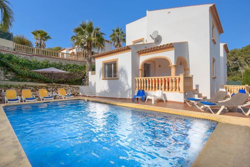 Monte Verde Maison de vacances classique et agréable avec piscine privée à Jávea, Costa Blanca, Espagne pour 6 personnes. La maison est située dans une zone résidentielle et montagneuse près de la plage, à 3 km de la plage de La Granadella, Jávea....