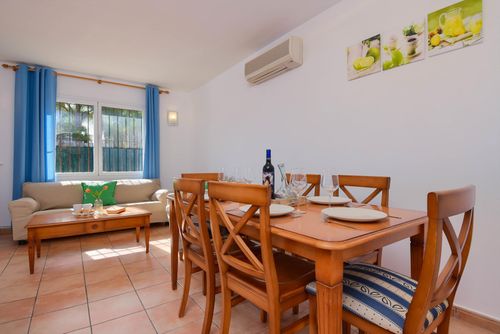 Monte Verde Klassisk og hyggelig feriehus med privat basseng i Jávea, Costa Blanca, Spania for 6 personer. Huset ligger i et boligområde og fjellrikt strandområde, 3 km fra La Granadella, Jávea strand....