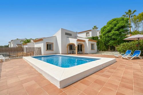 Monte Naranja Casa de vacaciones clásica y encantadora con piscina privada en Jávea, Costa Blanca, España, para 4 personas. La casa está situada en una zona residencial y montañosa de playa, a 3 km de la playa de La Granadella, Jávea....