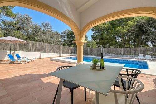 Monte Naranja Casa de vacaciones clásica y encantadora con piscina privada en Jávea, Costa Blanca, España, para 4 personas. La casa está situada en una zona residencial y montañosa de playa, a 3 km de la playa de La Granadella, Jávea....