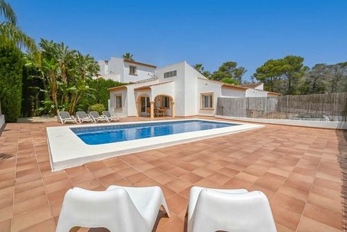 Monte Rojo Klassisk og hyggelig feriehus i Jávea, Costa Blanca, Spania med privat basseng for 4 personer. Huset ligger i et boligområde og fjellrike strandområde, 3 km fra La Granadella, Jávea strand....
