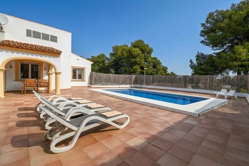 Monte Rojo Klassisk og hyggelig feriehus i Jávea, Costa Blanca, Spania med privat basseng for 4 personer. Huset ligger i et boligområde og fjellrike strandområde, 3 km fra La Granadella, Jávea strand....