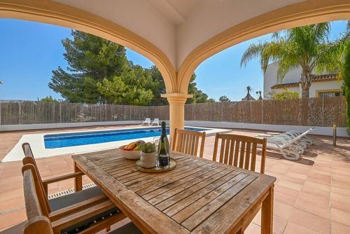 Monte Rojo Casa de vacaciones clásica y agradable en Jávea, Costa Blanca, España, con piscina privada para 4 personas. La casa está situada en una zona residencial y montañosa cerca de la playa, a 3 km de la playa La Granadella, Jávea....