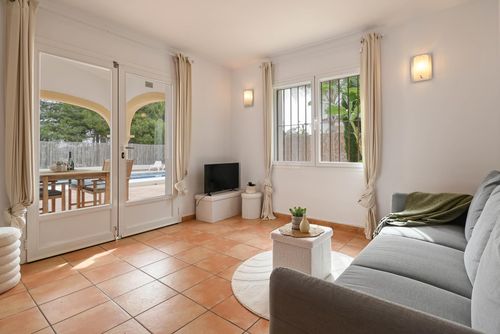 Monte Rojo Classica e piacevole casa vacanze a Jávea, Costa Blanca, Spagna con piscina privata per 4 persone. La casa è situata in una zona residenziale e montuosa vicino alla spiaggia, a 3 km dalla spiaggia di La Granadella, Jávea....