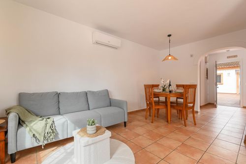 Monte Rojo Casa de vacaciones clásica y agradable en Jávea, Costa Blanca, España, con piscina privada para 4 personas. La casa está situada en una zona residencial y montañosa cerca de la playa, a 3 km de la playa La Granadella, Jávea....