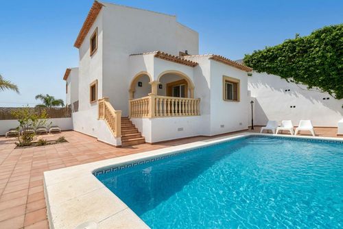 Monte Rosa Klassisk og hyggelig feriehus i Jávea, Costa Blanca, Spania med privat svømmebasseng for 6 personer. Huset ligger i et boligområde i fjellene nær stranden og er 3 km fra La Granadella, Jávea-stranden....