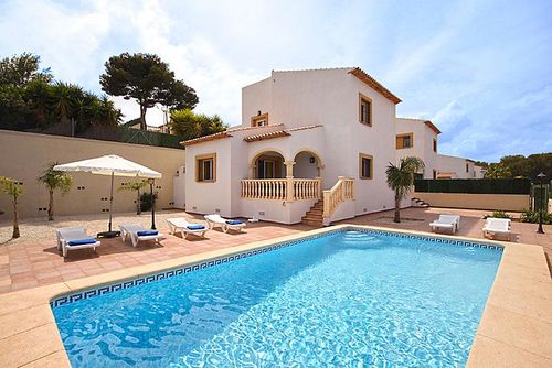 Monte Marron Klassiek en aangenaam vakantiehuis met een privézwembad in Jávea, Costa Blanca, Spanje voor 6 personen. Het huis is gelegen in een residentiële en bergachtige strandomgeving en ligt op 3 km van La Granadella, het strand van Jávea....