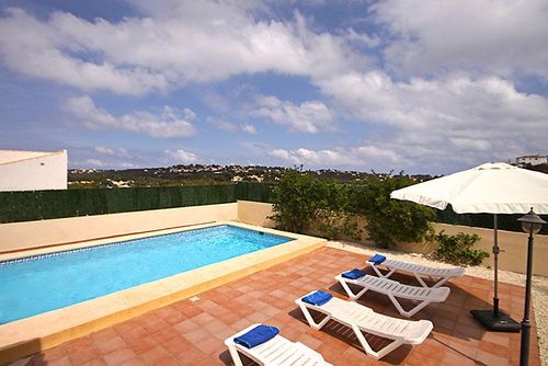 Monte Marron Maison de vacances classique et charmante avec piscine privée à Jávea, Costa Blanca, Espagne pour 6 personnes. La maison est située dans un quartier résidentiel et montagneux en bord de plage, à 3 km de La Granadella, plage de Jávea....