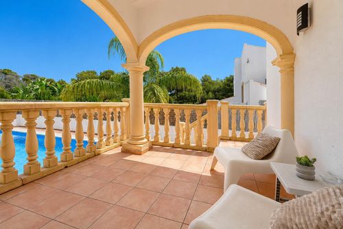 Monte Marron Klassisches und reizvolles Ferienhaus mit privatem Pool in Jávea, Costa Blanca, Spanien für 6 Personen. Das Haus befindet sich in einem Wohn- und Bergstrandgebiet und ist 3 km vom Strand La Granadella, Jávea entfernt....