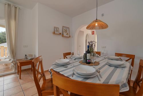 Monte Marron Klassiek en charmant vakantiehuis met privézwembad in Jávea, Costa Blanca, Spanje voor 6 personen. Het huis is gelegen in een residentiële en bergachtige strandomgeving en bevindt zich op 3 km van La Granadella, het strand van Jávea....