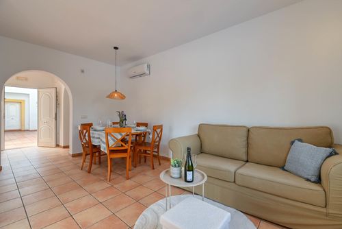 Monte Marron Classica e incantevole casa vacanze con piscina privata a Jávea, Costa Blanca, Spagna per 6 persone. La casa è situata in una zona residenziale e montuosa vicino alla spiaggia, a 3 km dalla spiaggia La Granadella di Jávea....