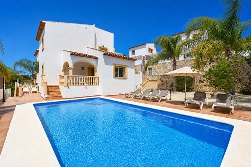 Monte Blanco Klassiek en aangenaam vakantiehuis met privézwembad in Jávea, Costa Blanca, Spanje voor 6 personen. Het huis is gelegen in een residentiële en bergachtige strandomgeving en 3 km van het strand La Granadella, Jávea....
