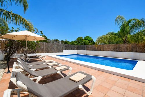 Monte Blanco Klassiek en mooi vakantiehuis in Jávea, Costa Blanca, Spanje met privézwembad voor 6 personen. Het huis is gelegen in een residentiële en bergachtige strandomgeving en bevindt zich op 3 km van La Granadella, het strand van Jávea....