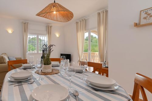 Monte Blanco Klassisches und schönes Ferienhaus in Jávea, Costa Blanca, Spanien mit privatem Pool für 6 Personen. Das Haus befindet sich in einer Wohn- und Bergstrandgegend und ist 3 km vom Strand La Granadella, Jávea entfernt....