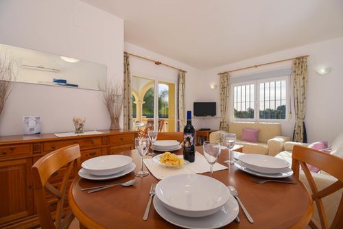 Monte Malva Klassiek en charmant vakantiehuis met privézwembad in Jávea, Costa Blanca, Spanje voor 6 personen. Het huis ligt in een residentiële en bergachtige strandomgeving en is op 3 km van het strand van La Granadella, Jávea....