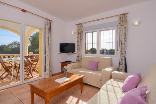 Monte Malva Klassisches und charmantes Ferienhaus mit privatem Pool in Jávea, Costa Blanca, Spanien für 6 Personen. Das Haus befindet sich in einem Wohn- und Bergstrandgebiet und ist 3 km vom Strand La Granadella in Jávea entfernt....