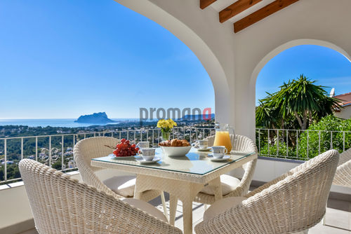 Villa Letizia Schöne und luxuriöse Villa in Moraira, Costa Blanca, Spanien, mit einem privaten Pool für 6 Personen. Die Villa befindet sich in einem Küsten- und Wohngebiet, 3 km vom Strand entfernt, der in 8 Minuten mit dem Auto erreichbar ist....