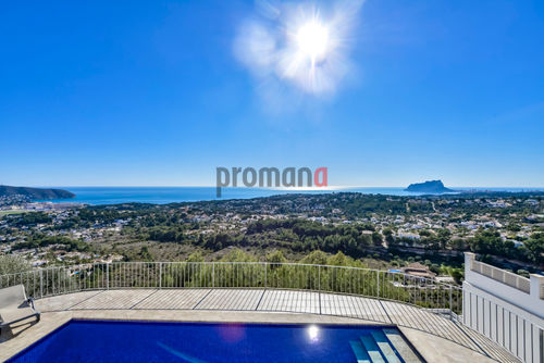 Villa Letizia Schöne und luxuriöse Villa in Moraira, Costa Blanca, Spanien, mit einem privaten Pool für 6 Personen. Die Villa befindet sich in einem Küsten- und Wohngebiet, 3 km vom Strand entfernt, der in 8 Minuten mit dem Auto erreichbar ist....