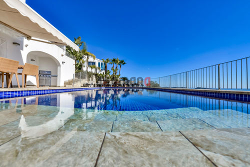 Villa Letizia Schöne und luxuriöse Villa in Moraira, Costa Blanca, Spanien, mit einem privaten Pool für 6 Personen. Die Villa befindet sich in einem Küsten- und Wohngebiet, 3 km vom Strand entfernt, der in 8 Minuten mit dem Auto erreichbar ist....