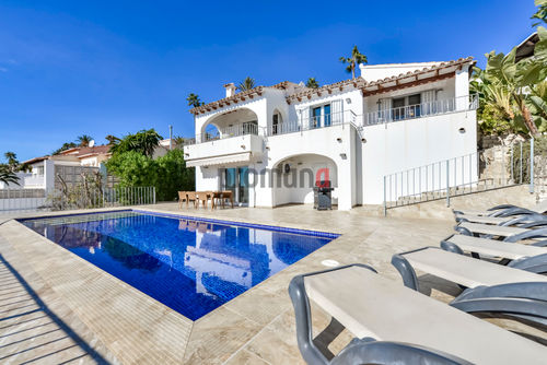 Villa Letizia Schöne und luxuriöse Villa in Moraira, Costa Blanca, Spanien, mit einem privaten Pool für 6 Personen. Die Villa befindet sich in einem Küsten- und Wohngebiet, 3 km vom Strand entfernt, der in 8 Minuten mit dem Auto erreichbar ist....