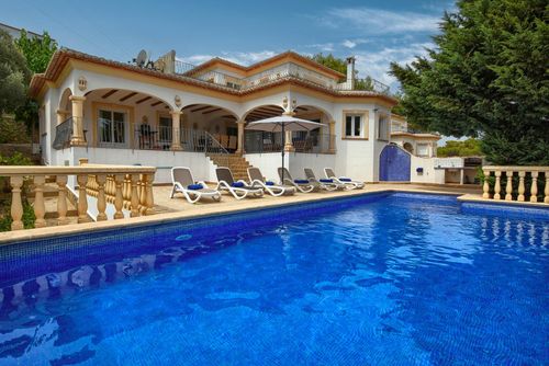 Anngo 6 pax Grande et charmante villa avec piscine privée à Jávea, Costa Blanca, Espagne pour 6 personnes. La maison est située dans une zone de plage résidentielle, vallonnée et boisée, à proximité des supermarchés et à 4 km de la plage de La Granadella, Jávea....