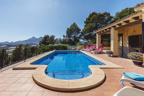 Buen Lugar Charmante et agréable maison de vacances à Altea, Costa Blanca, Espagne, avec piscine chauffée pour 6 personnes. La maison est située dans une zone côtière, rurale, résidentielle et montagneuse, à 4 km d'Altea la Vieja....