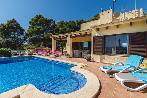 Buen Lugar Charmante et agréable maison de vacances à Altea, Costa Blanca, Espagne, avec une piscine chauffée pour 6 personnes. La maison est située dans une zone côtière, rurale, résidentielle et montagneuse, à 4 km d'Altea la Vieja....