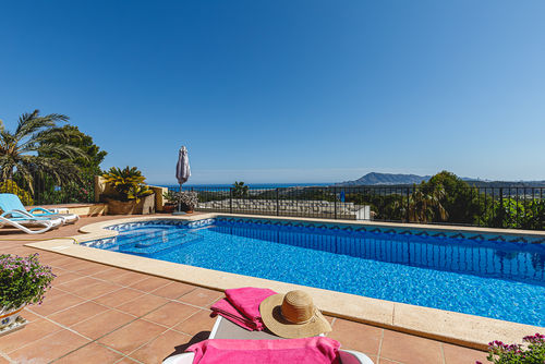 Buen Lugar Dejligt og hyggeligt feriehus i Altea, Costa Blanca, Spanien med en opvarmet pool til 6 personer. Huset ligger i et kystnært, landligt, beboelses- og bjergområde, og er 4 km fra Altea la Vieja....