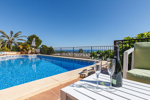 Buen Lugar Heerlijk en mooi vakantiehuis in Altea, Costa Blanca, Spanje met verwarmd zwembad voor 6 personen. Het huis is gelegen in een kust-, landelijk, residentieel en bergachtig gebied, en ligt op 4 km van Altea la Vieja....
