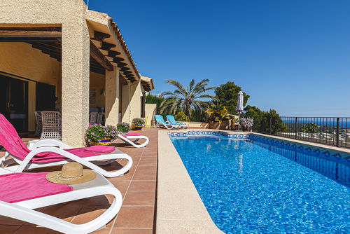 Buen Lugar Mooie en aangename vakantiewoning in Altea, Costa Blanca, Spanje met verwarmd zwembad voor 6 personen. Het huis is gelegen in een kust-, landelijk, residentieel en bergachtig gebied en is 4 km van Altea la Vieja....