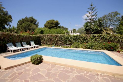 JAUREGUIA Hermosa y acogedora villa con piscina privada en Jávea, Costa Blanca, España para 10 personas. La casa está situada en una zona costera y residencial, a solo 3 km de la playa del Arenal....
