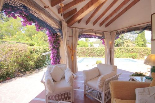 Jaureguia Schöne und fröhliche Villa in Jávea, Costa Blanca, Spanien mit privatem Pool für 10 Personen. Das Haus befindet sich in einem Küsten- und Wohngebiet und ist 3 km vom Strand El Arenal entfernt....